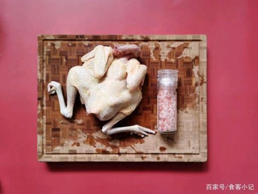 肉质鲜美,口感爽滑的盐焗鸡,制作简单又好吃的菜谱(美味盐焗鸡)