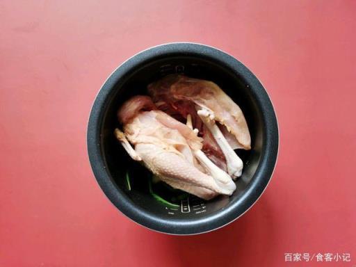 肉质鲜美,口感爽滑的盐焗鸡,制作简单又好吃的菜谱(美味盐焗鸡)