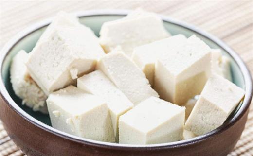豆腐对健康很有好处(但有以下疾病的人不宜吃,哪些人尽量少吃豆腐)