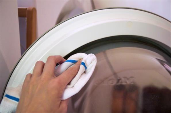 洗衣机里面的脏东西怎样清理波轮(洗衣机里面的脏东西怎样清理)