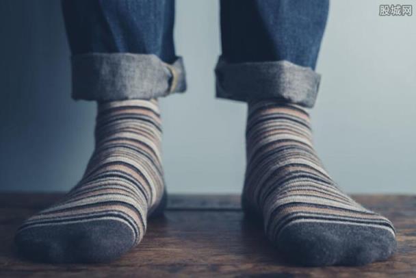 穿袜子睡觉的人身体会怎么样(为啥有人睡觉爱把脚伸到被外呢)