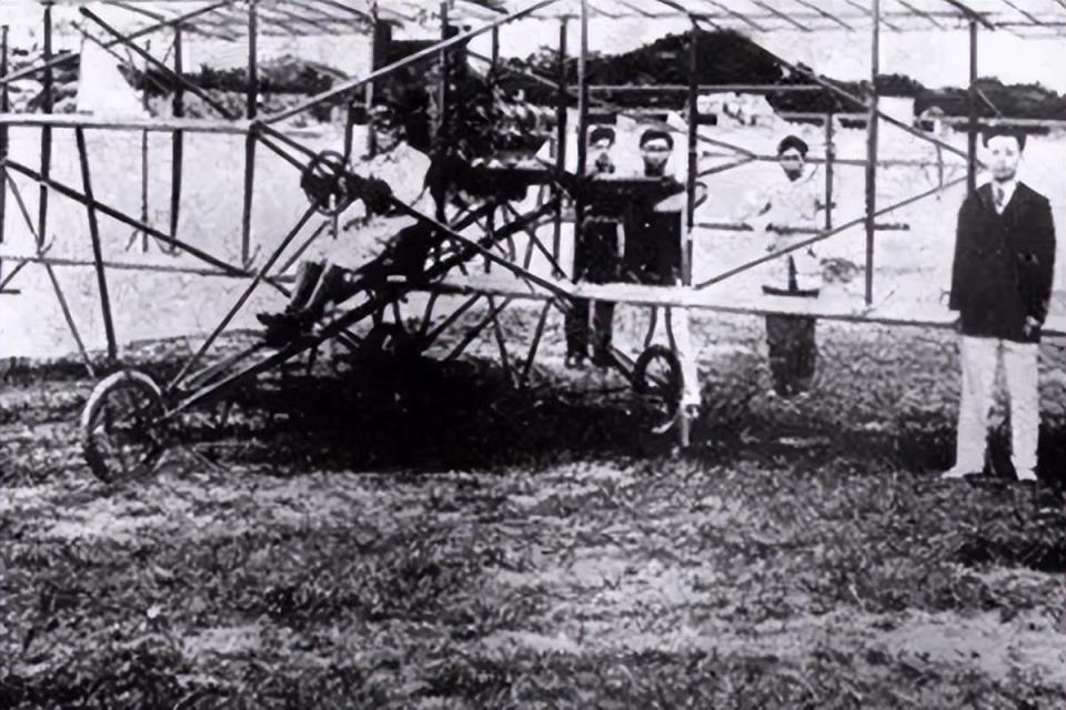 设计制造中国第一架飞机的人是(世界上第一架飞机是谁发明的)