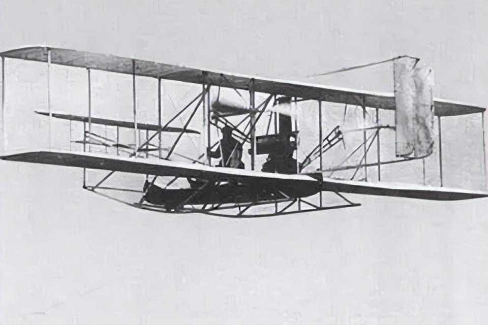 设计制造中国第一架飞机的人是(世界上第一架飞机是谁发明的)