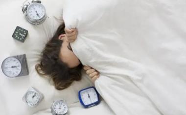 睡前刷手机会降低夜间睡眠质量吗(睡前刷手机为何睡不着)