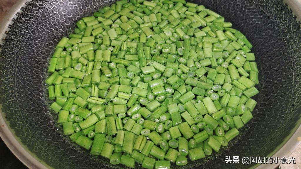 四季豆炒甘蓝菜图片(橄榄菜四季豆的做法窍门)