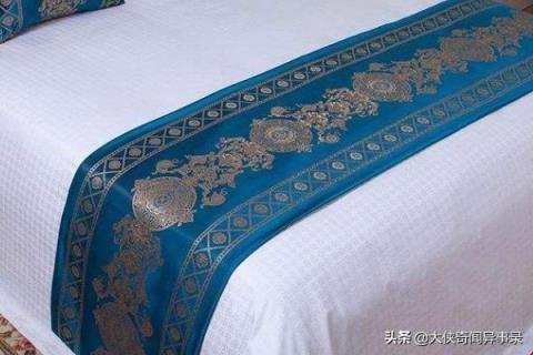 酒店床上一条长条布有什么用(床尾巾情侣不为人知的用途)