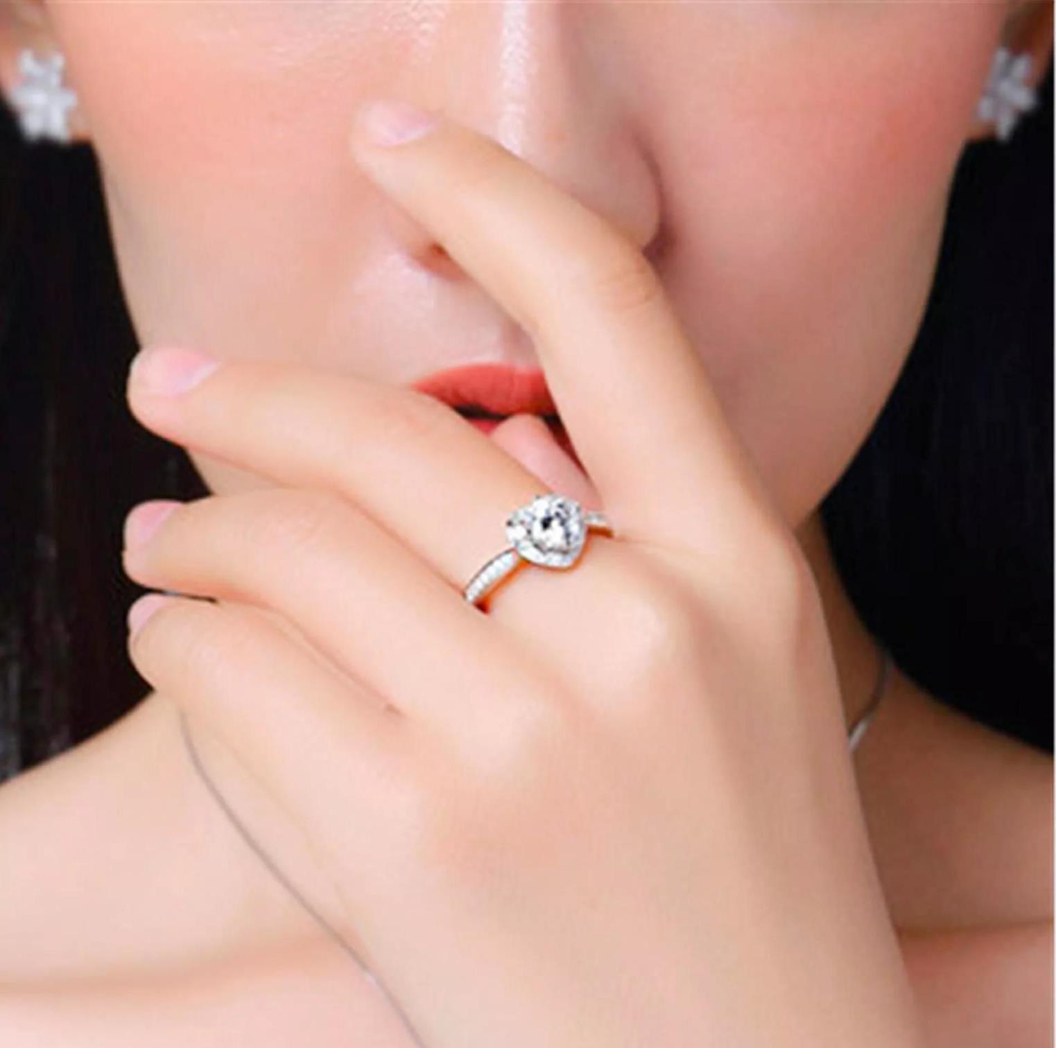 女人十个手指戴戒指的含义(女子为什么不能左手戴戒指)