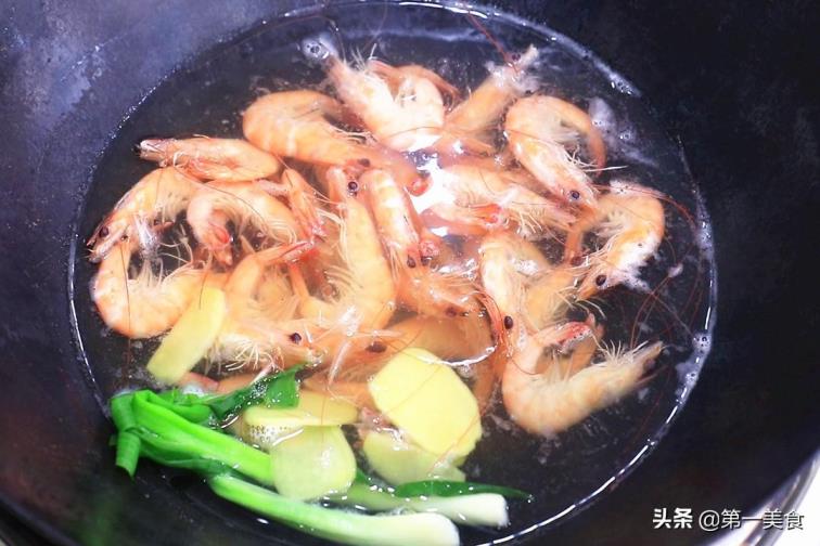 煮虾的做法(最简单的水煮虾的做法几分钟)