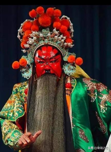 京剧中常常用白色脸谱表现反面角色,如三国中的奸雄曹操画粉白脸,表明