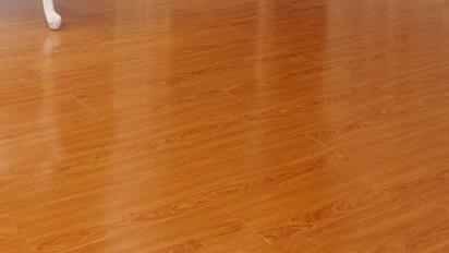 木地板可以用清漆刷吗(刚装修的木地板怎么清洁)