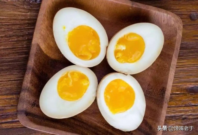 鸡蛋壳上有黑色斑点能吃吗,蛋壳上有斑是正常的吗