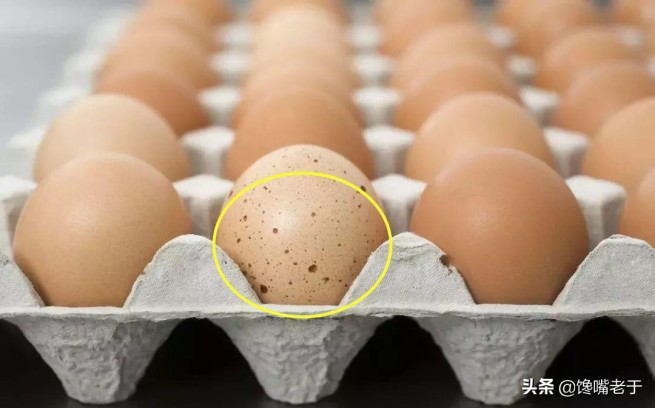 鸡蛋壳上有黑色斑点能吃吗,蛋壳上有斑是正常的吗