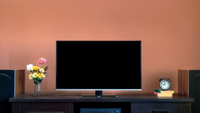 客厅4米距离买多大电视合适？内行人建议选择65英寸的电视机