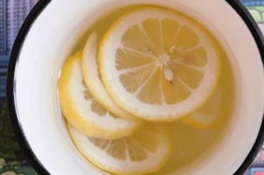 柠檬加冰糖加盐是电解质水吗(柠檬加冰糖加盐泡水喝的功效)